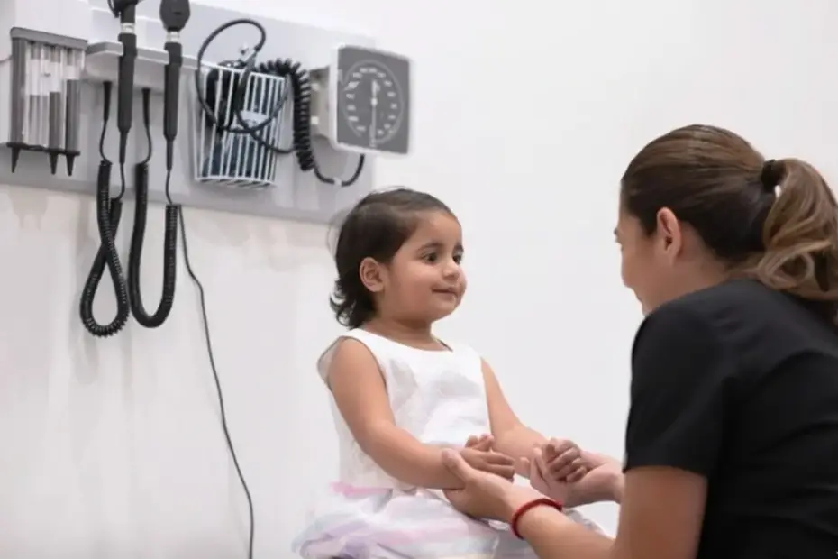 Enfant en consultation ORL avec un professionnel de la santé, équipements médicaux en arrière-plan, ambiance rassurante.