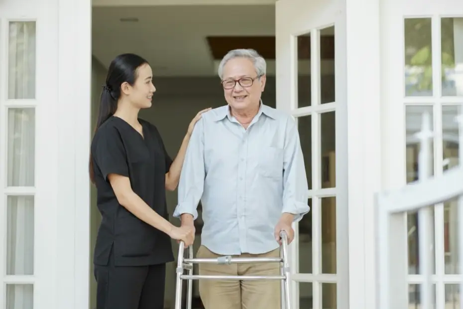 Aide d'une personne âgée avec déambulateur.