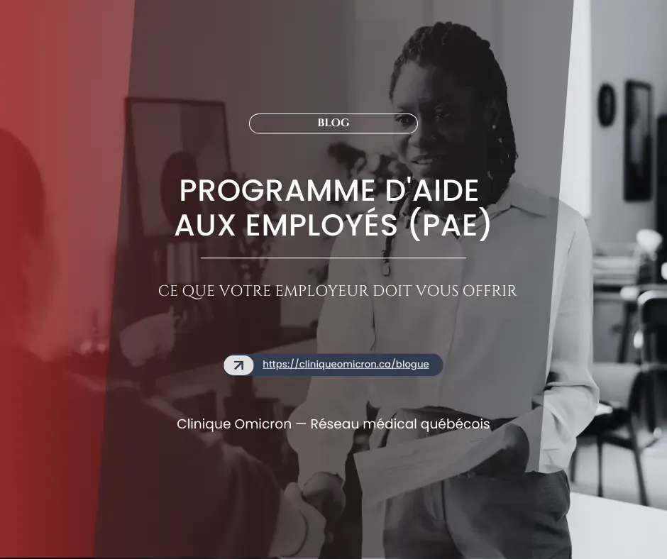 Femme souriante tenant des documents, discutant du Programme d'Aide aux Employés (PAE) de Clinique Omicron, contexte de soutien psychologique au travail.