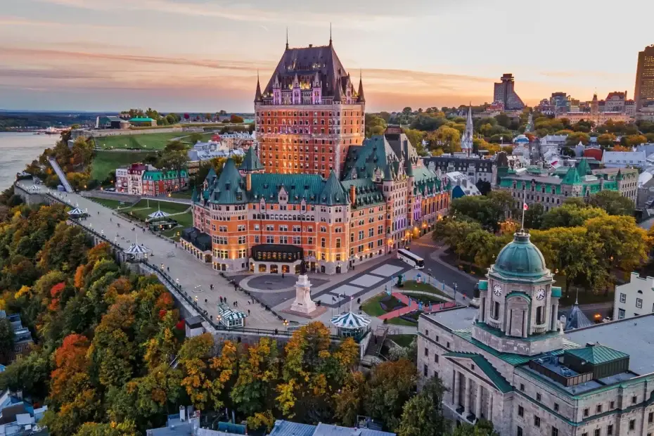 Clinique Omicron à Québec, offrant télémédecine et consultations médicales, avec un bâtiment moderne en arrière-plan.
