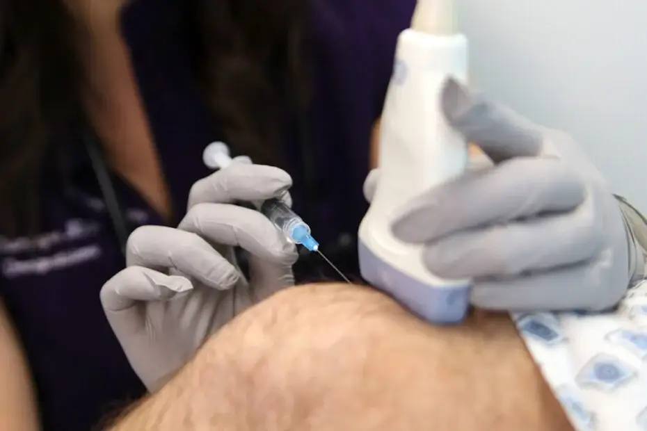 Infiltration médicale avec une aiguille et un écho, soins de santé rapides à la Clinique Omicron.