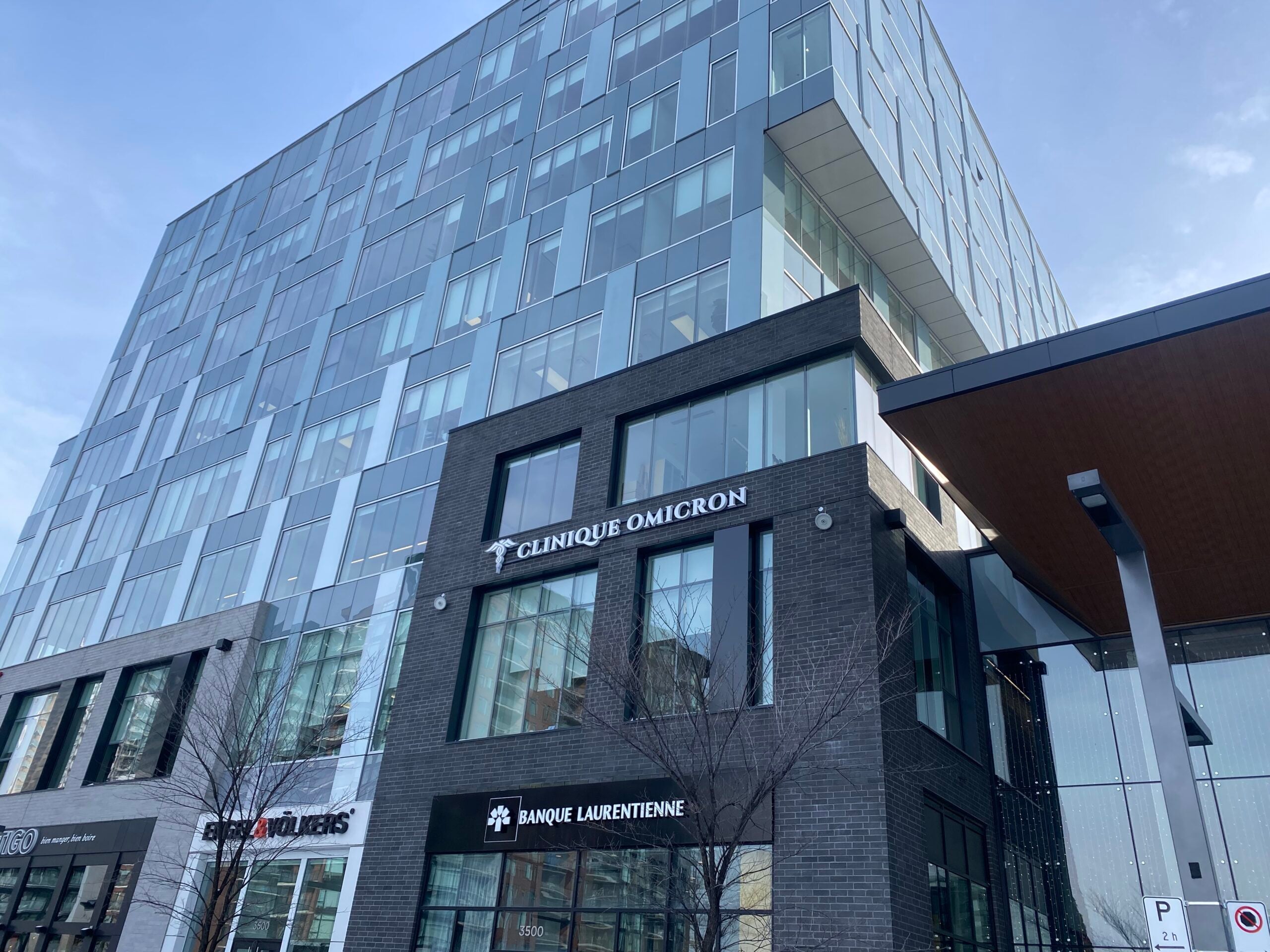 Clinique Omicron, bâtiment moderne à Brossard, offrant des consultations médicales rapides et accessibles, avec une façade en verre et des services de santé à proximité du DIX30.