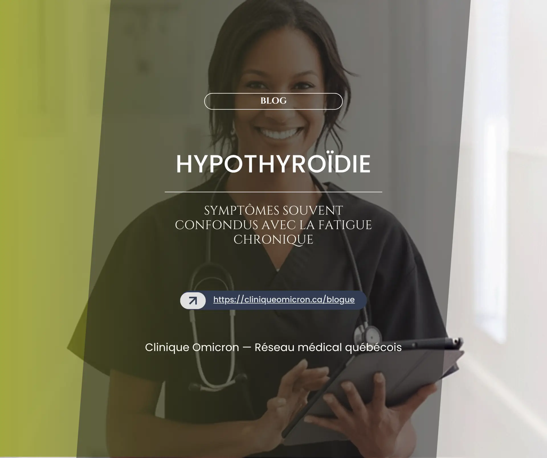M&eacute;decin souriant tenant une tablette, illustrant le th&egrave;me de l'hypothyro&iuml;die et des soins m&eacute;dicaux &agrave; la Clinique Omicron.