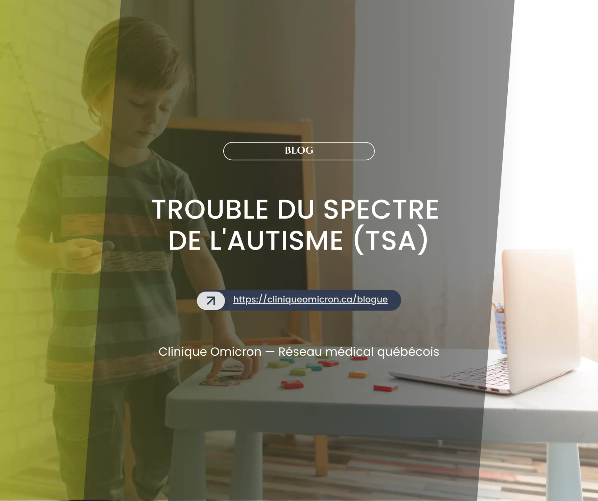 Enfant jouant avec des jeux &eacute;ducatifs sur une table, illustrant le trouble du spectre de l'autisme (TSA) dans un environnement de clinique moderne.