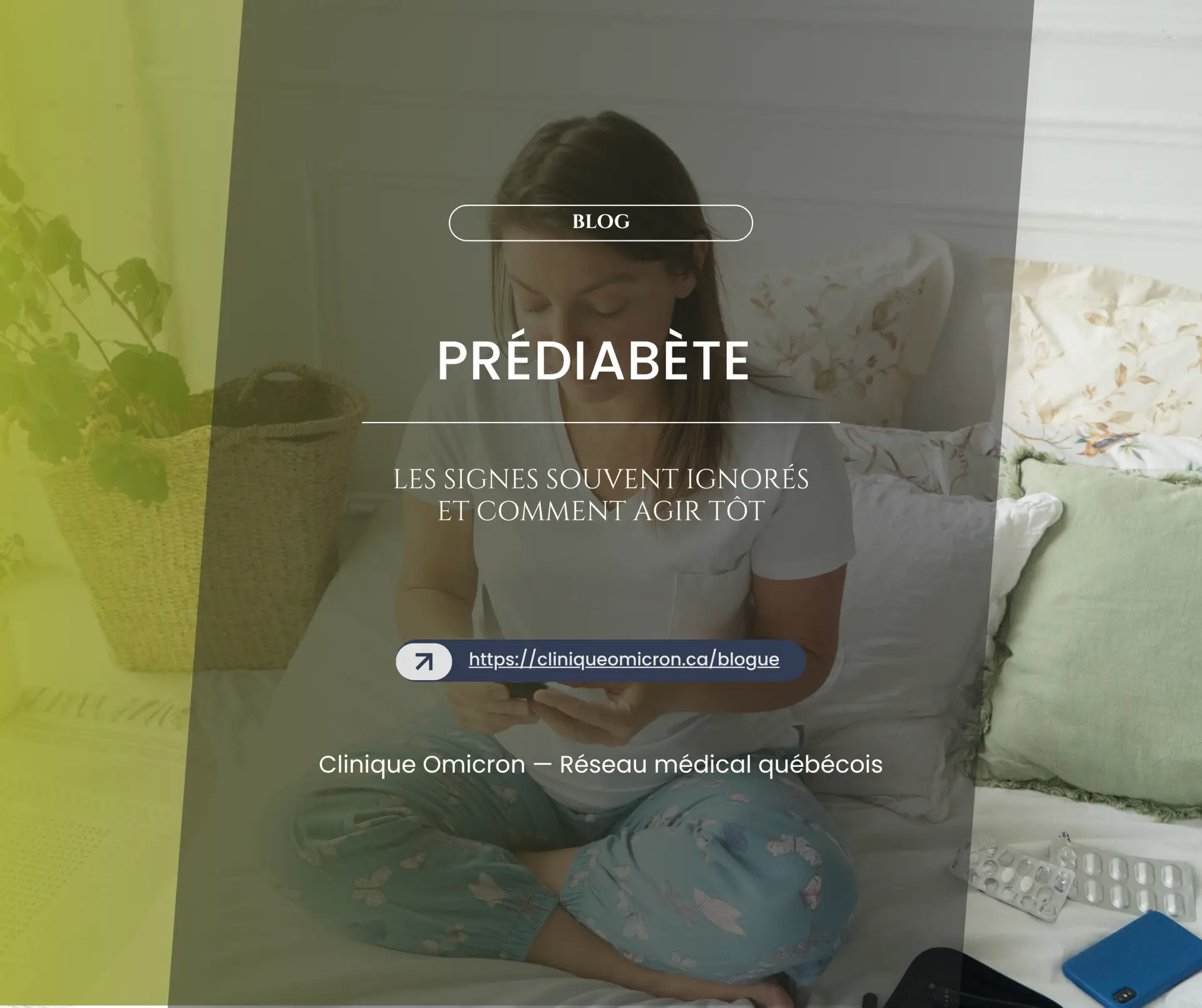 Femme assise sur un lit, consultant un smartphone, entour&eacute;e de m&eacute;dicaments, illustrant les ressources sur le pr&eacute;diab&egrave;te et la gestion de la glyc&eacute;mie par Clinique Omicron.