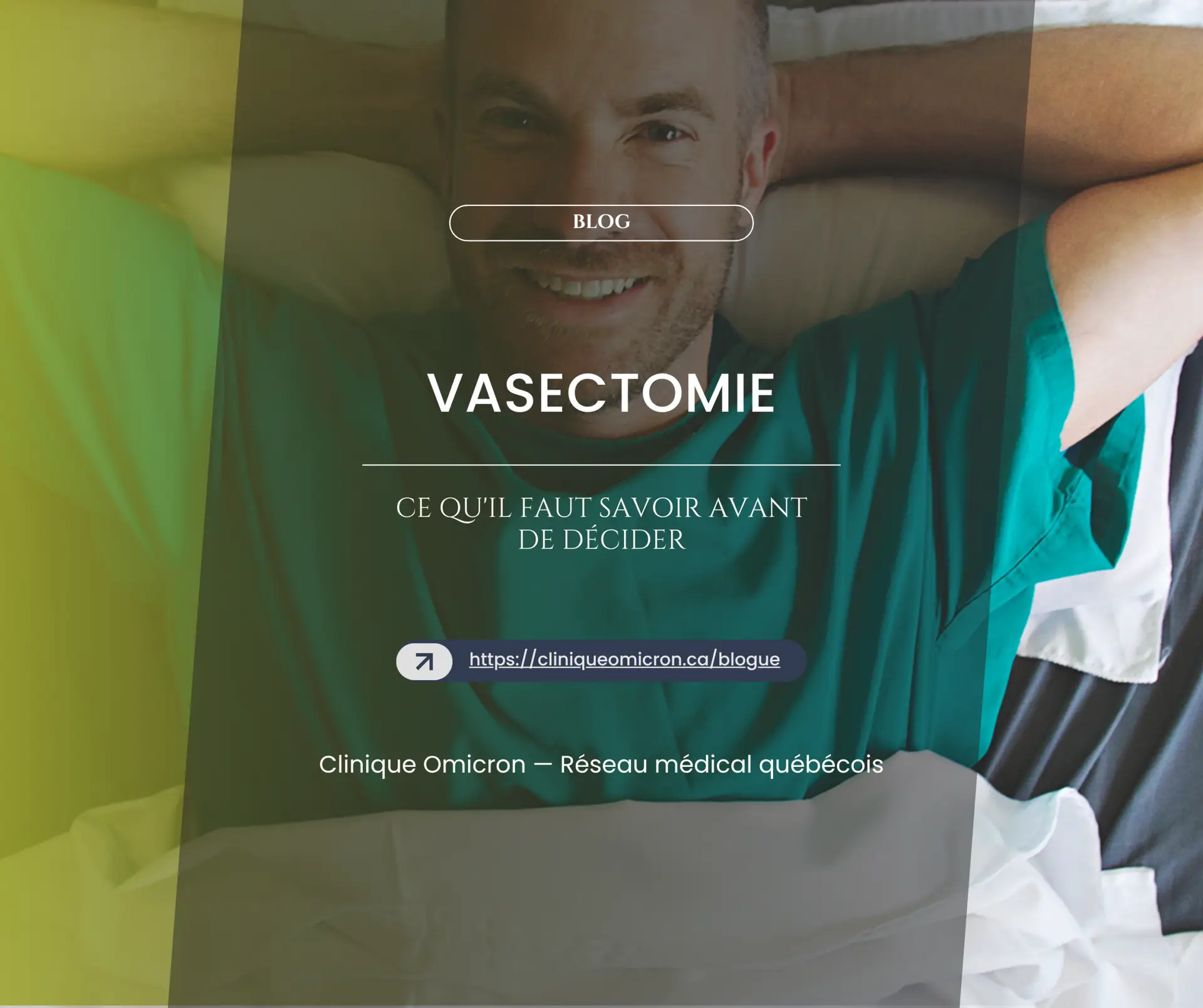 Homme souriant en tenue médicale, allongé sur un lit, illustrant le thème de la vasectomie et les informations à considérer avant de décider.