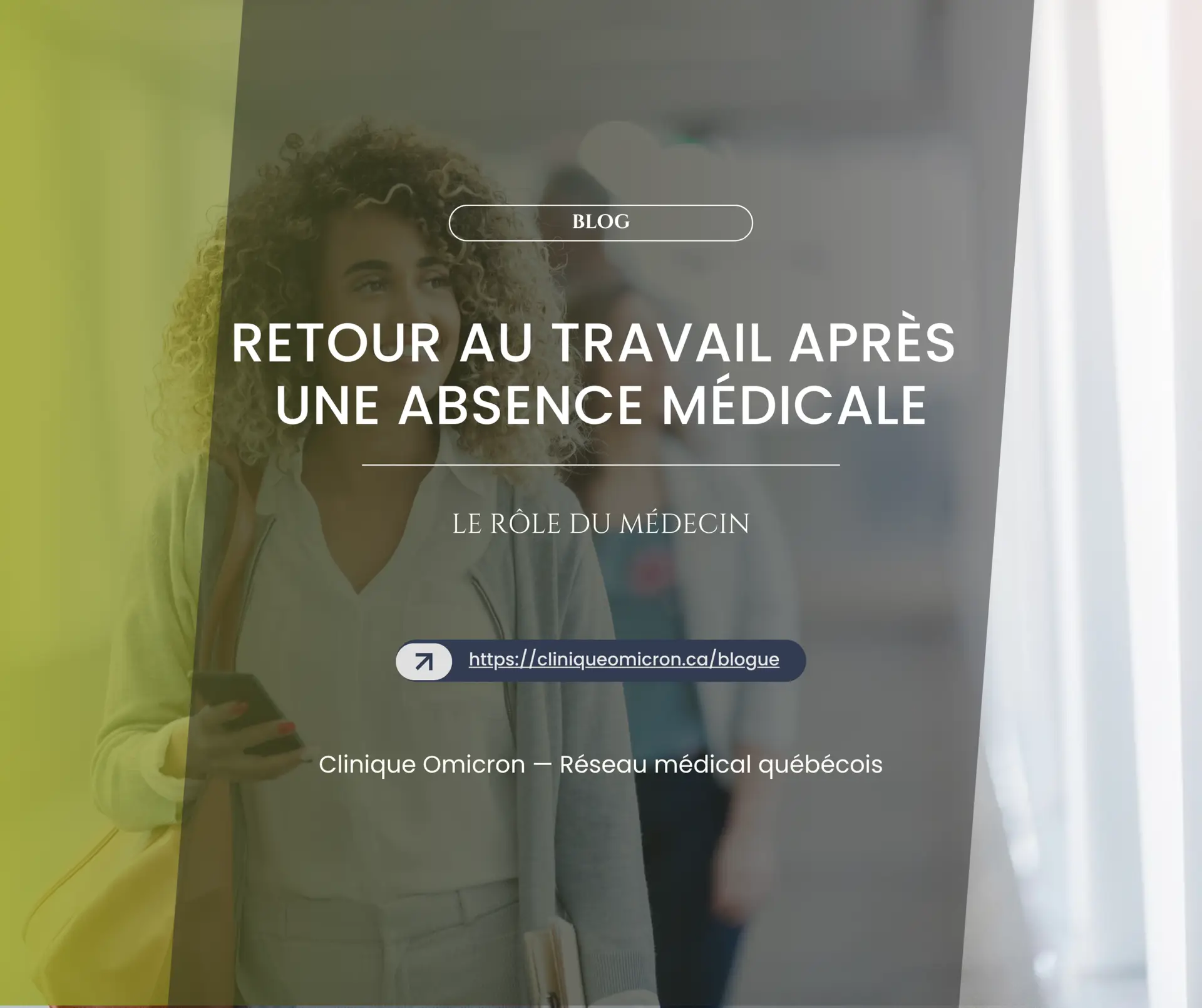 Femme souriante tenant un smartphone, symbolisant le retour au travail après une absence médicale, avec un arrière-plan moderne évoquant le soutien médical et la transition professionnelle.
