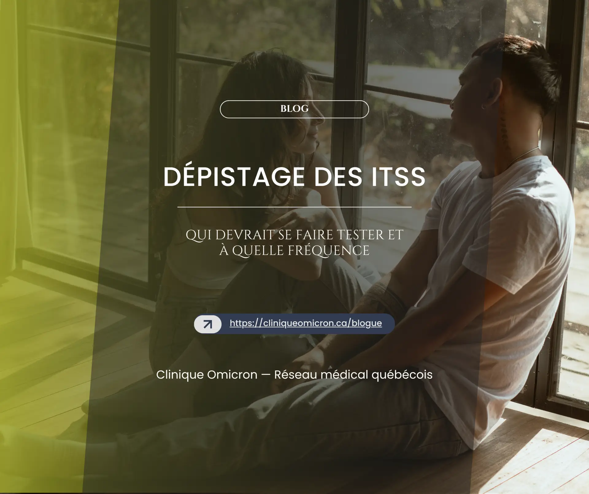 Couple assis près d'une fenêtre, discutant sur le dépistage des ITSS, avec le titre "Dépistage des ITSS : qui devrait se faire tester et à quelle fréquence" en superposition, ambiance chaleureuse et moderne.