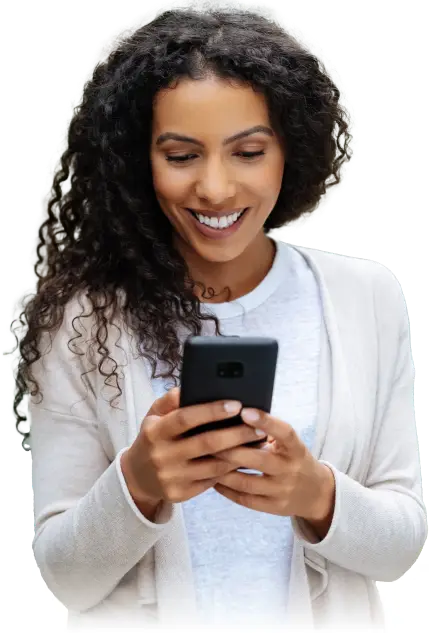 Femme utilisant un téléphone mobile pour accéder aux services médicaux de la Clinique Omicron au Québec.
