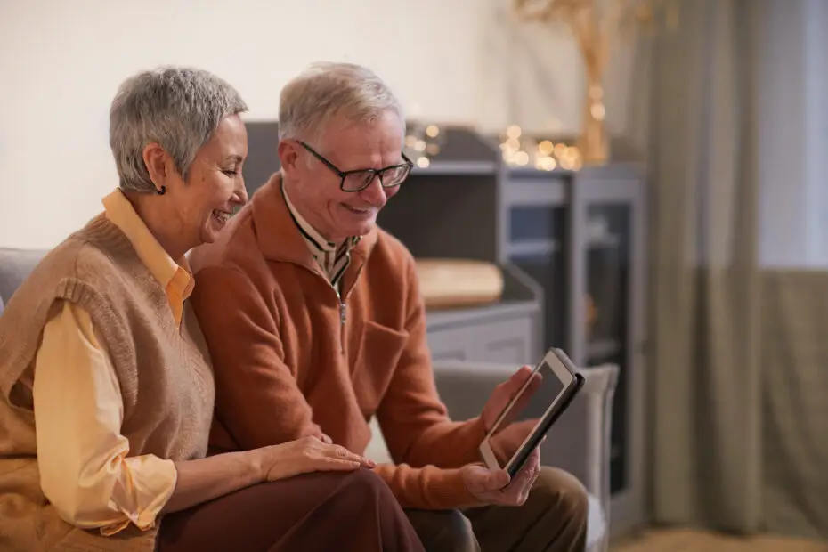 Couple âgé utilisant une tablette pour une téléconsultation médicale, illustrant l'accès aux services de santé sans rendez-vous de Clinique Omicron.