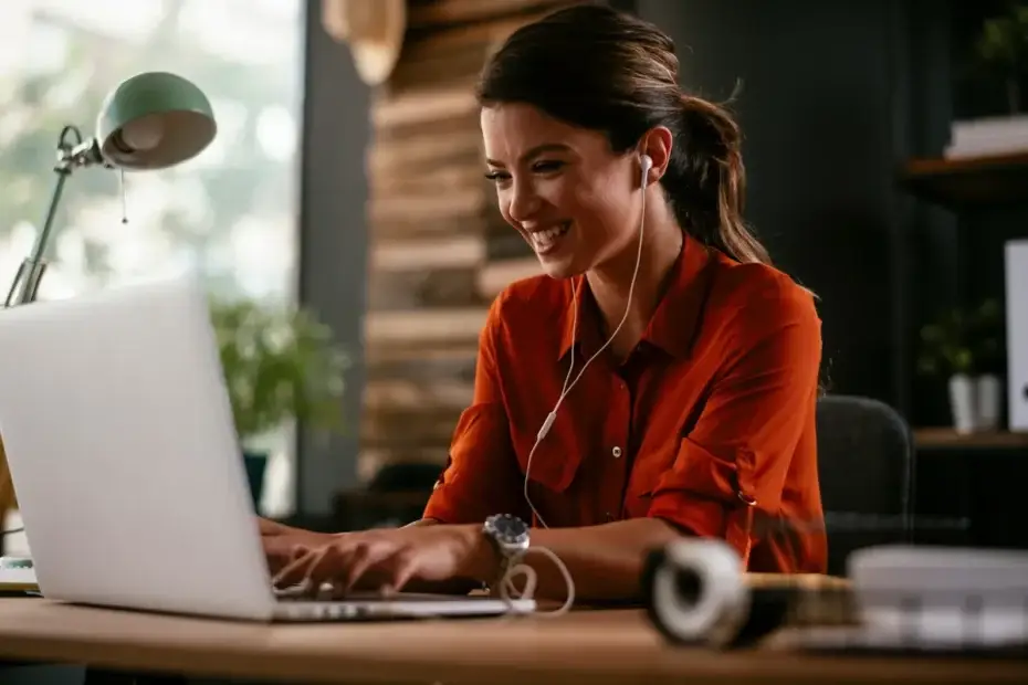 Femme souriante utilisant un ordinateur portable pour une téléconsultation médicale, illustrant le suivi médical rapide et accessible à Clinique Omicron.